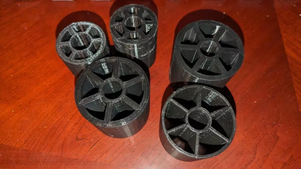Spool inserts for filament spools having different center hole diameters